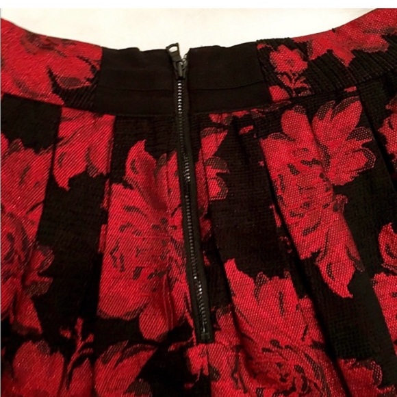 Alice + Olivia Floral Pleated Skirt. Size 2 - Picture 7 of 8